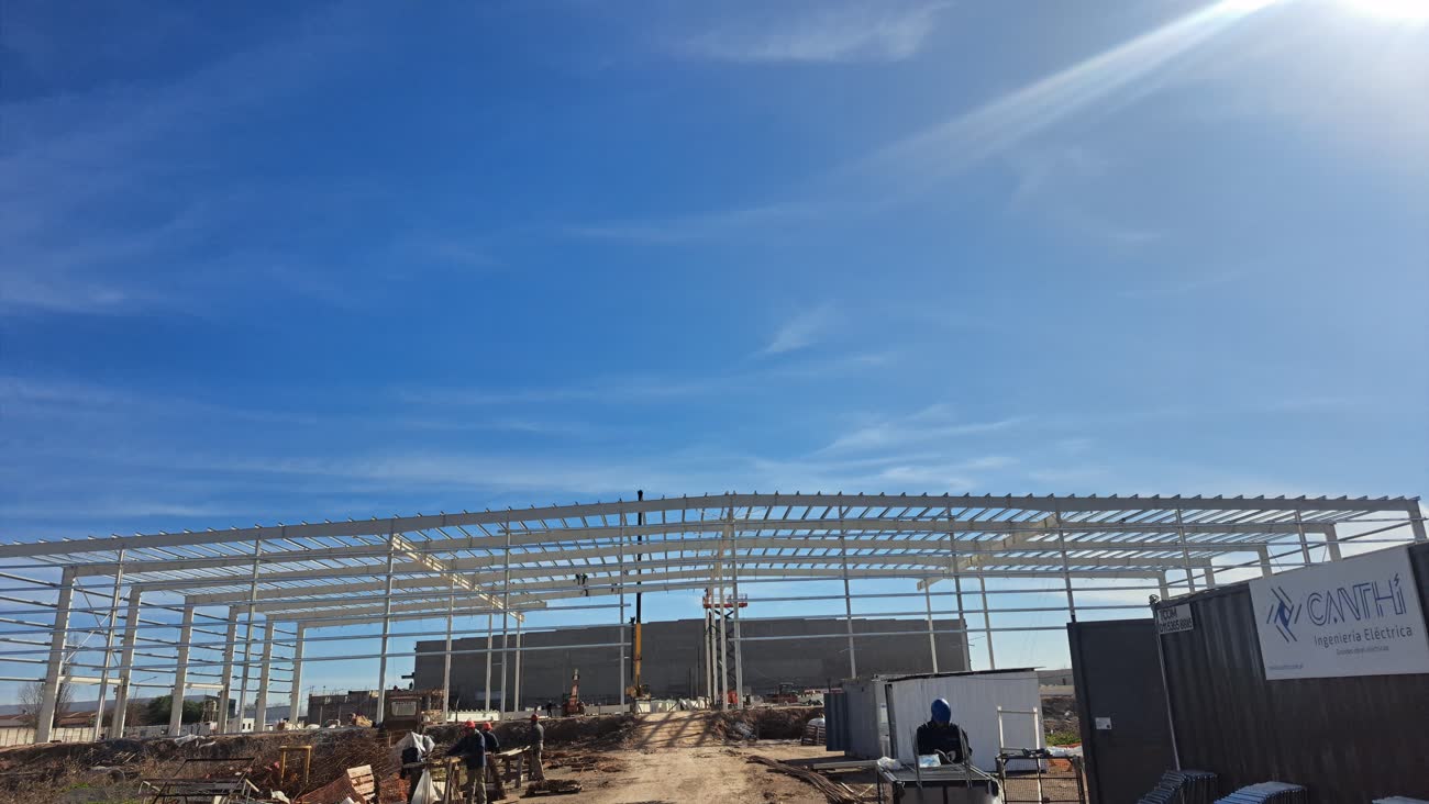 Estructura metálica de la nave en construcción