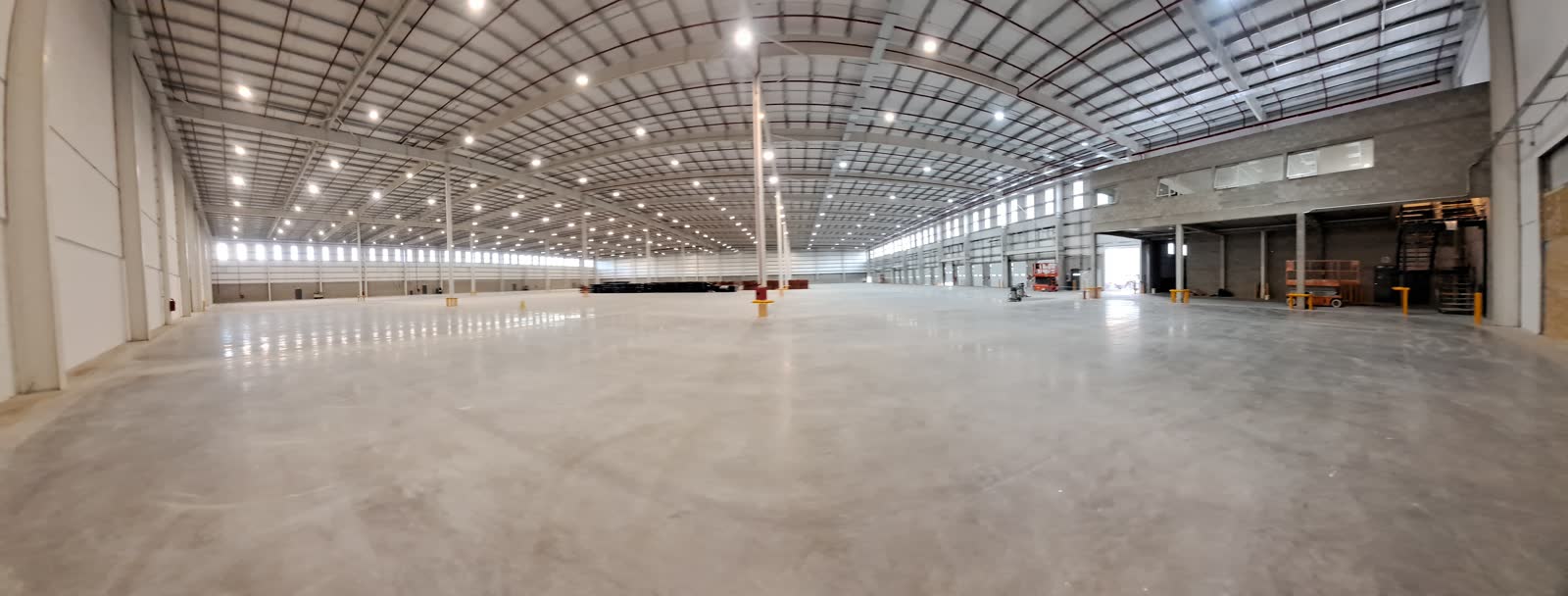 Nave logística terminada e iluminada con LED