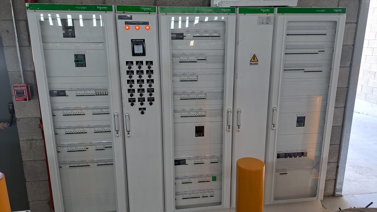Tableros generales Schneider instalados en la sala eléctrica